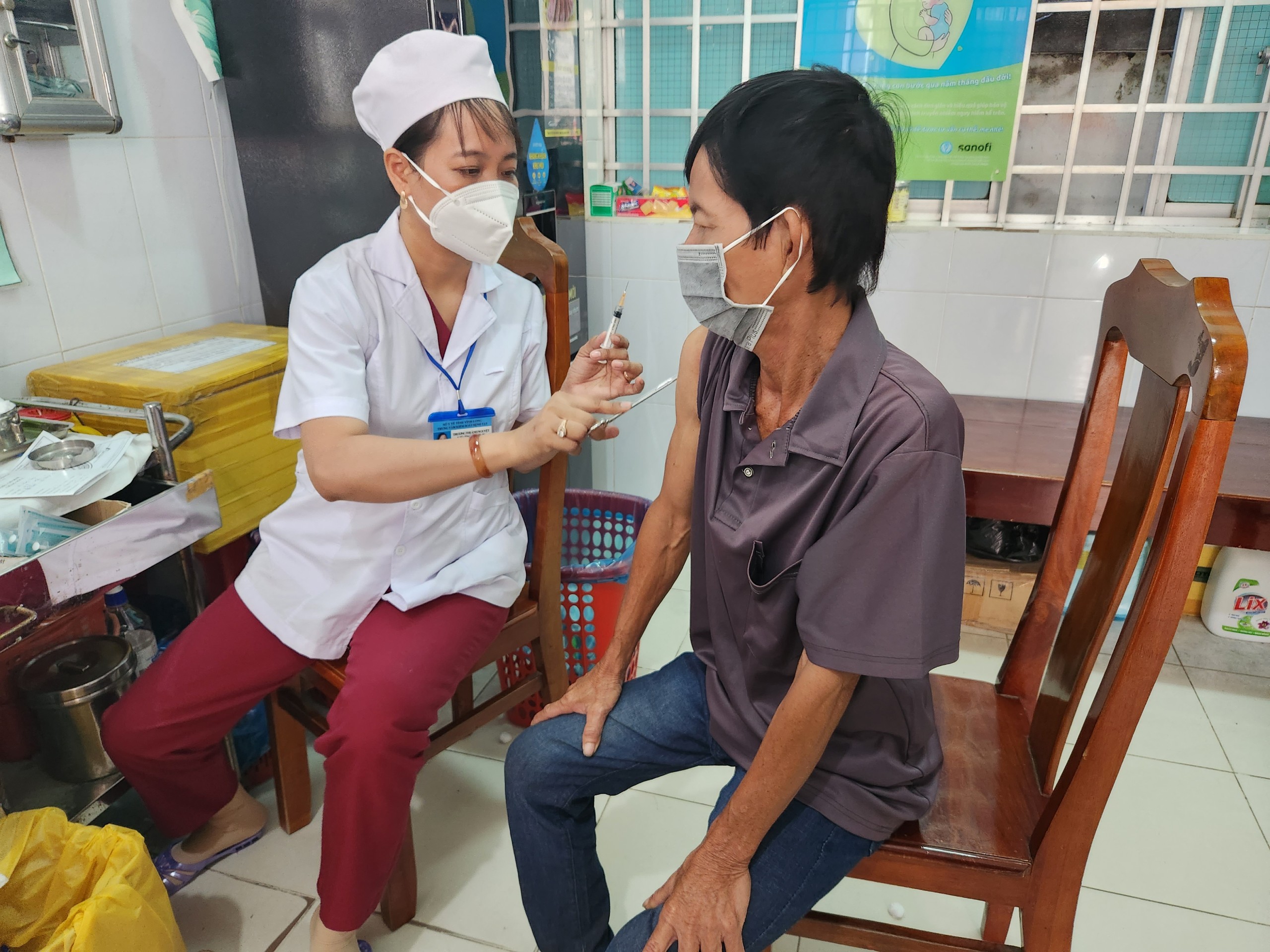 Người dân tiêm vaccine ngừa bệnh dại tại CDC Vĩnh Long