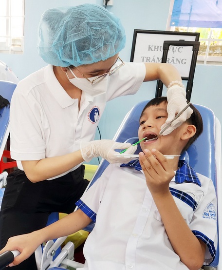 Hình thành thói quen chăm sóc răng miệng từ sớm sẽ giúp trẻ duy trì sức khỏe răng miệng đến lớn. Trong ảnh: Nâng cao hoạt động chăm sóc sức khỏe răng miệng cho học sinh trong trường học.