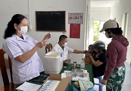Trẻ em tiêm vaccine thuộc Chương trình tiêm chủng mở rộng tại Trạm Y tế xã Phước Hậu, huyện Long Hồ.