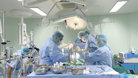 Ê kíp bác sĩ phẫu thuật xuyên đêm để bóc tách khối u nhầy cứu sống bệnh nhân.