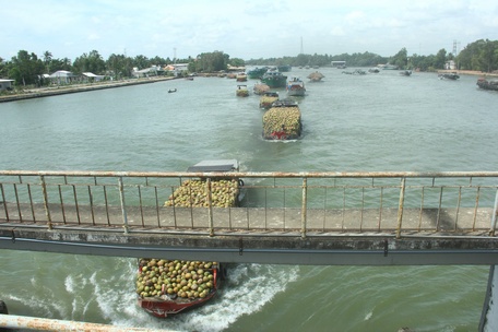 Ghe xuồng qua lại cống Cái Hóp- công trình ngăn mặn, trữ ngọt phục vụ hơn 20.000ha đất sản xuất nông nghiệp của huyện Càng Long (Trà Vinh) và một phần huyện Vũng Liêm (Vĩnh Long). 