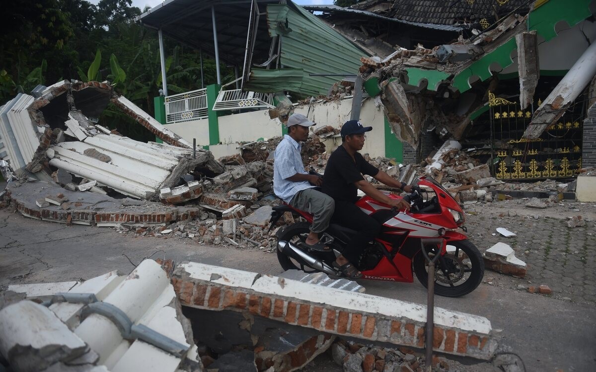 Hàng ngàn ngôi nhà trên đảo Bawean bị phá hủy vì động đất. (Ảnh: Kompas)