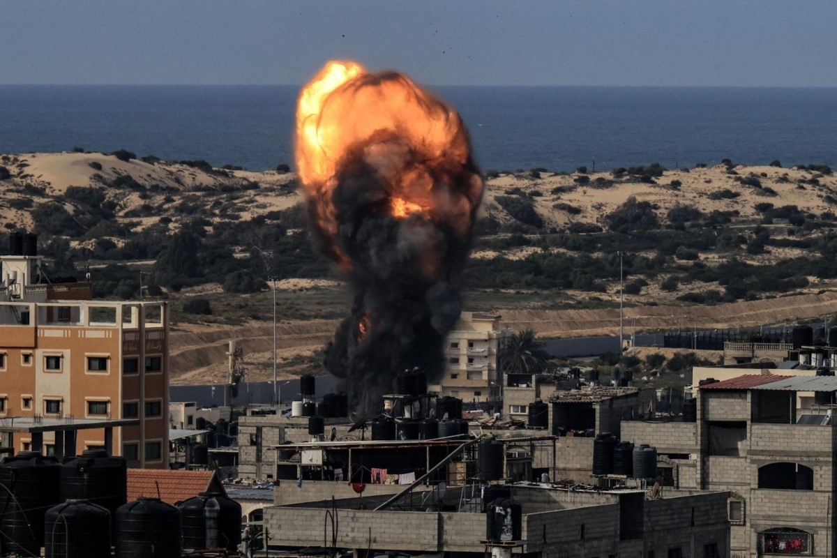 Khói lửa bốc lên từ một tòa nhà sau vụ không kích của Israel tại Rafah, phía Nam Dải Gaza ngày 9/12/2023. Ảnh: AFP/TTXVN