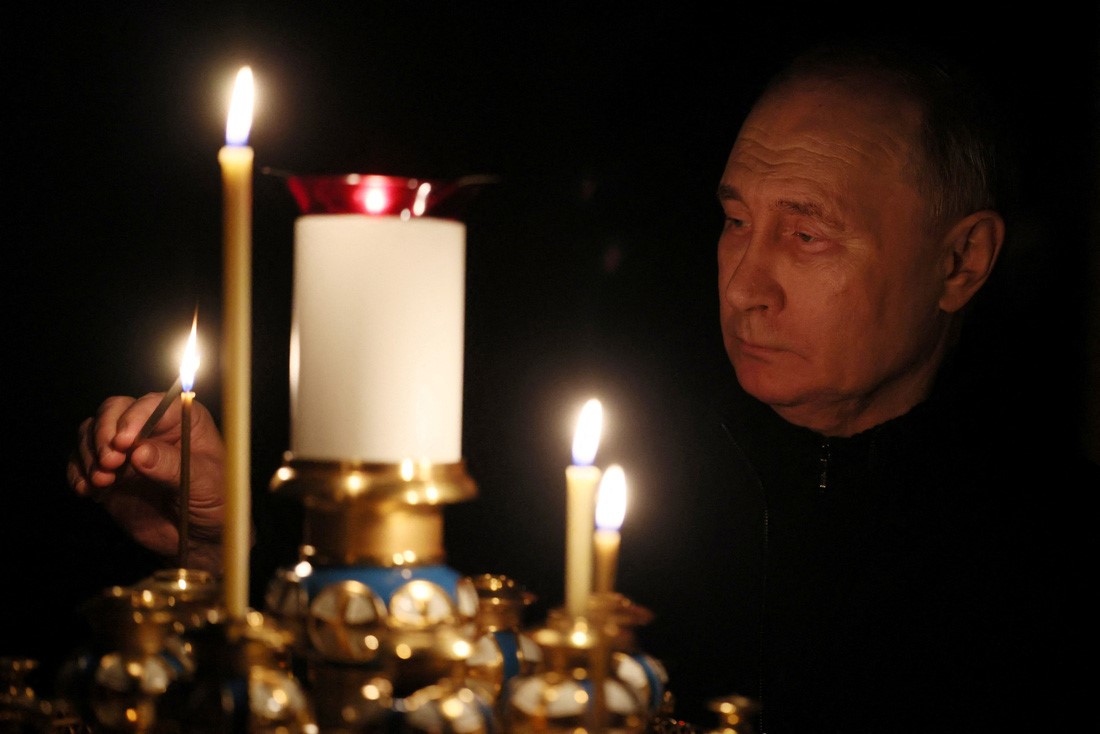 Tổng thống Nga Vladimir Putin thắp nến tưởng niệm cho các nạn nhân tại một nhà thờ ở điền trang Novo-Ogaryovo, thuộc quận Odintsovsky, vùng Matxcơva tối 24/3 - Ảnh: REUTERS