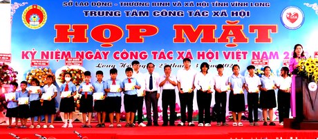 Ông Trần Văn Khái- Tỉnh ủy viên, Giám đốc Sở Lao động-TB-XH tỉnh trao học bổng cho các học sinh có hoàn cảnh khó khăn.