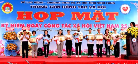 Bà Lê Thị Thúy Kiều- Phó Chủ tịch HĐND tỉnh trao bằng khen của UBND tỉnh cho các tập thể, cá nhân có nhiều đóng góp vào hoạt động của Trung tâm Công tác xã hội tỉnh.