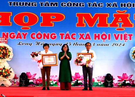 Bà Nguyễn Thị Minh Hạnh- Ủy viên Thường vụ Tỉnh ủy, Trưởng Ban Dân vận Tỉnh ủy trao bằng khen của UBND tỉnh cho các cá nhân có thành tích xuất sắc trong hoạt động công tác xã hội.
