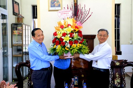 Phó Bí thư Thường trực Tỉnh ủy- Nguyễn Thành Thế tặng hoa chúc mừng Lễ Phục sinh tới Tòa Giám mục Giáo phận Vĩnh Long.