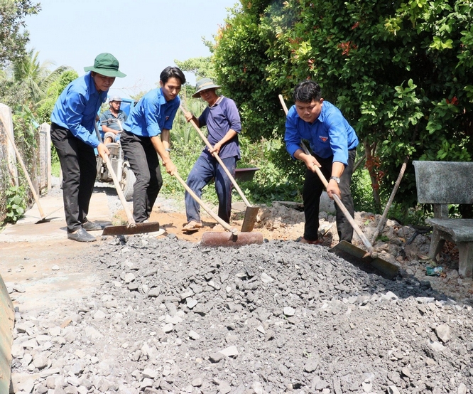 Tuổi trẻ Vĩnh- Trà thực hiện công trình rải đá tuyến đường.