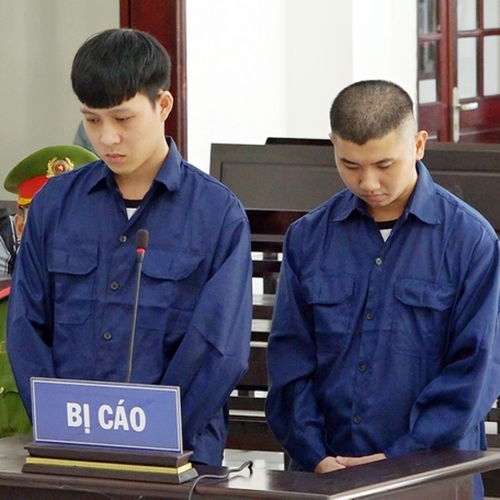 2 bị cáo Bùi Thanh Tư và Phạm Vĩ An tại tòa.