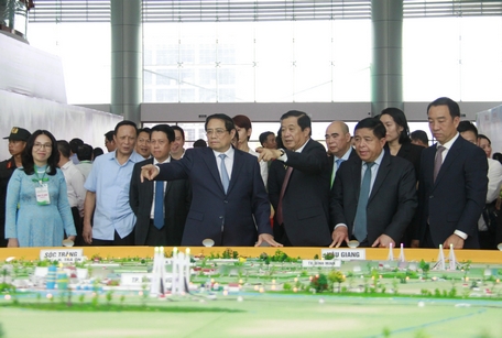 Thủ tướng Phạm Minh Chính cùng lãnh đạo tỉnh xem sa bàn quy hoạch tỉnh tầm nhìn đến năm 2050.