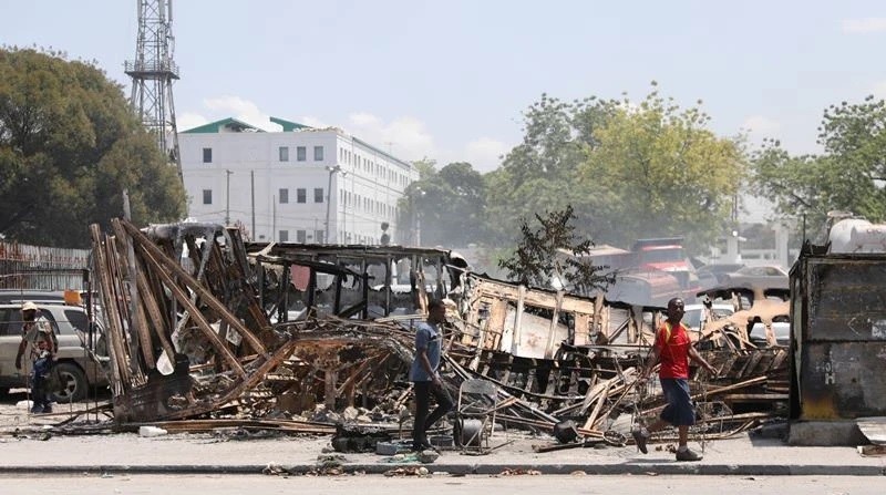 Những chiếc xe ô-tô bị các băng nhóm tội phạm đốt cháy, trong bối cảnh bạo lực lan rộng ở thủ đô Port-au-Prince, Haiti, ngày 25/3/2024. (Ảnh: Reuters)