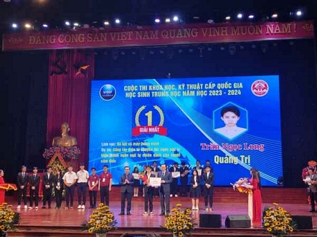Trần Ngọc Long đạt giải nhất Cuộc thi Khoa học, kỹ thuật cấp quốc gia nhờ dự án găng tay chuyển ngữ.