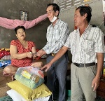 Trao tiền bạn đọc giúp bà Nguyễn Thị Xinh