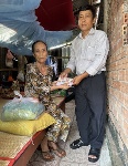 Trao tiền bạn đọc giúp bà Nguyễn Thị Lên