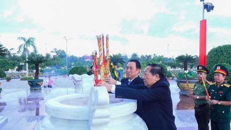 Lãnh đạo tỉnh viếng Nghĩa trang liệt sĩ nhân kỷ niệm 49 năm Ngày Giải phóng miền Nam