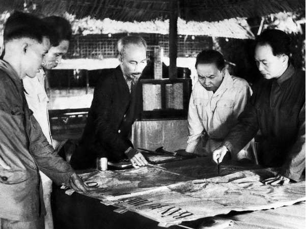 Chủ tịch Hồ Chí Minh, Đại tướng, Tổng tư lệnh Võ Nguyên Giáp (ngoài cùng bên phải) và các đồng chí trong Bộ chỉ huy chiến dịch Điện Biên Phủ - Ảnh tư liệu