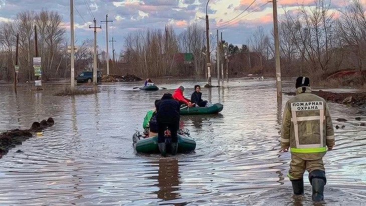 Các xuồng chở người di tản khỏi khu vực nguy hiểm do lũ lụt gây ra - Ảnh: VANGUARD