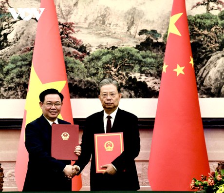 Chủ tịch Quốc hội Vương Đình Huệ và Ủy viên trưởng Ủy ban Thường vụ Nhân đại Trung Quốc Triệu Lạc Tế ký biên bản thỏa thuận hợp tác.