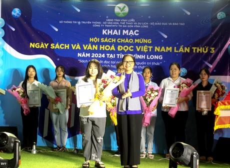 Phó Chủ tịch UBND tỉnh Nguyễn Thị Quyên Thanh trao giải nhất cuộc thi giới thiệu sách.