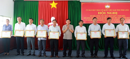 Ông Hồ Văn Huân- Ủy viên Thường vụ Tỉnh ủy, Chủ tịch Ủy ban MTTQ Việt Nam tỉnh, tặng bằng khen cho các tập thể tiêu biểu trong học và làm theo Bác.