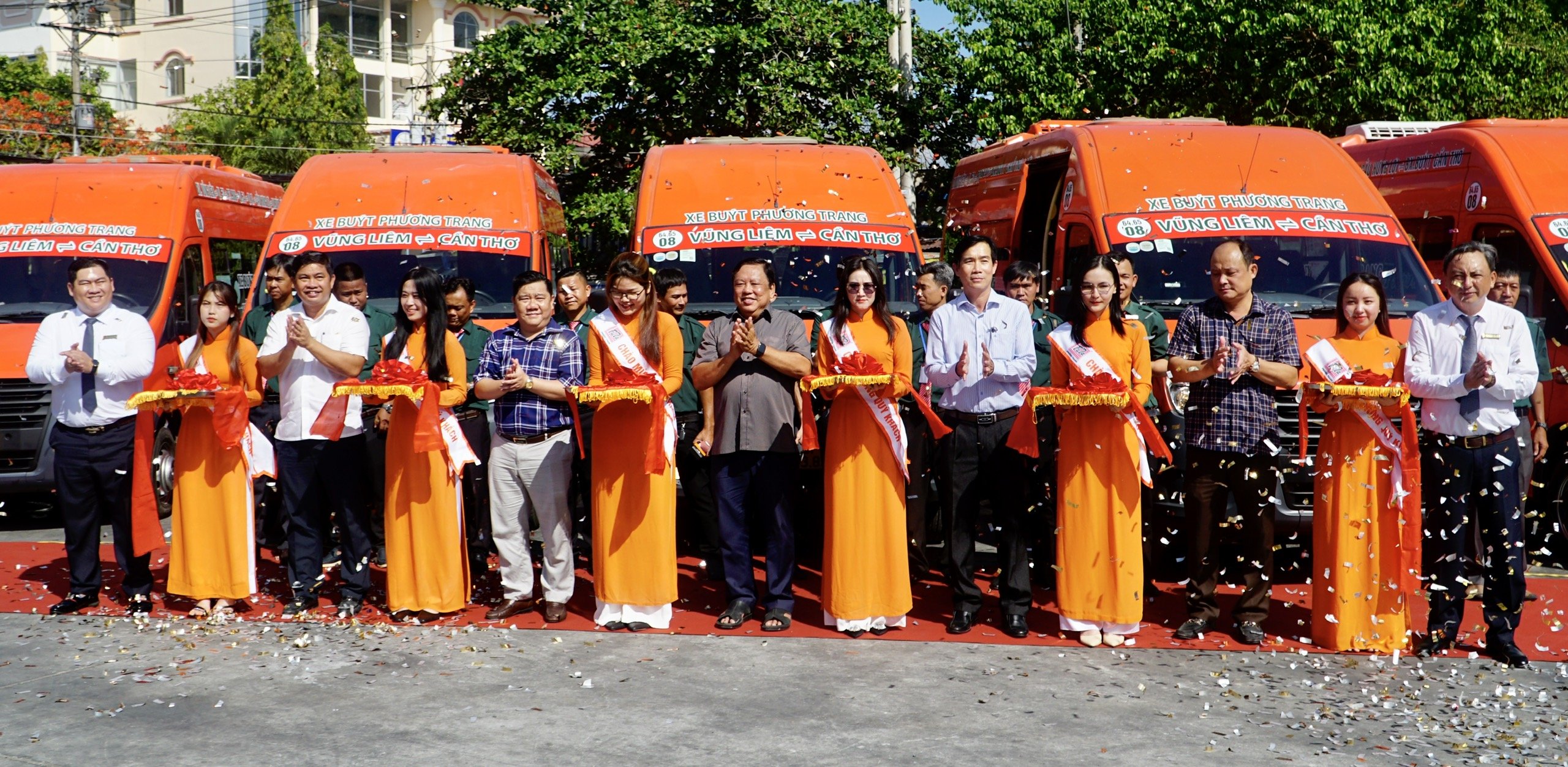 Các đại biểu thực hiện nghi thức khai trương 2 tuyến xe buýt Vĩnh Long- Cần Thơ, Vũng Liêm- Cần Thơ.