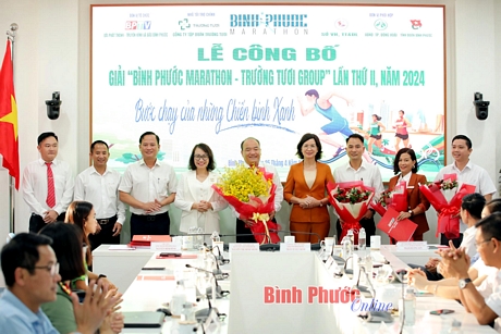 Ủy viên Ban Thường vụ Tỉnh ủy, Phó Chủ tịch UBND tỉnh Trần Tuyết Minh và các thành viên Ban tổ chức tặng hoa chúc mừng các nhà tài trợ