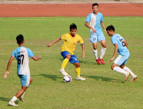Vĩnh Long (ở giữa) không thể hưởng niềm vui chiến thắng lần thứ hai trên sân nhà ở giai đoạn lượt đi mùa giải này.