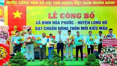 Ông Võ Trung Sơn- Phó Chủ tịch UBND huyện Long Hồ trao giấy khen cho các tập thể và cá nhân tiêu biểu.