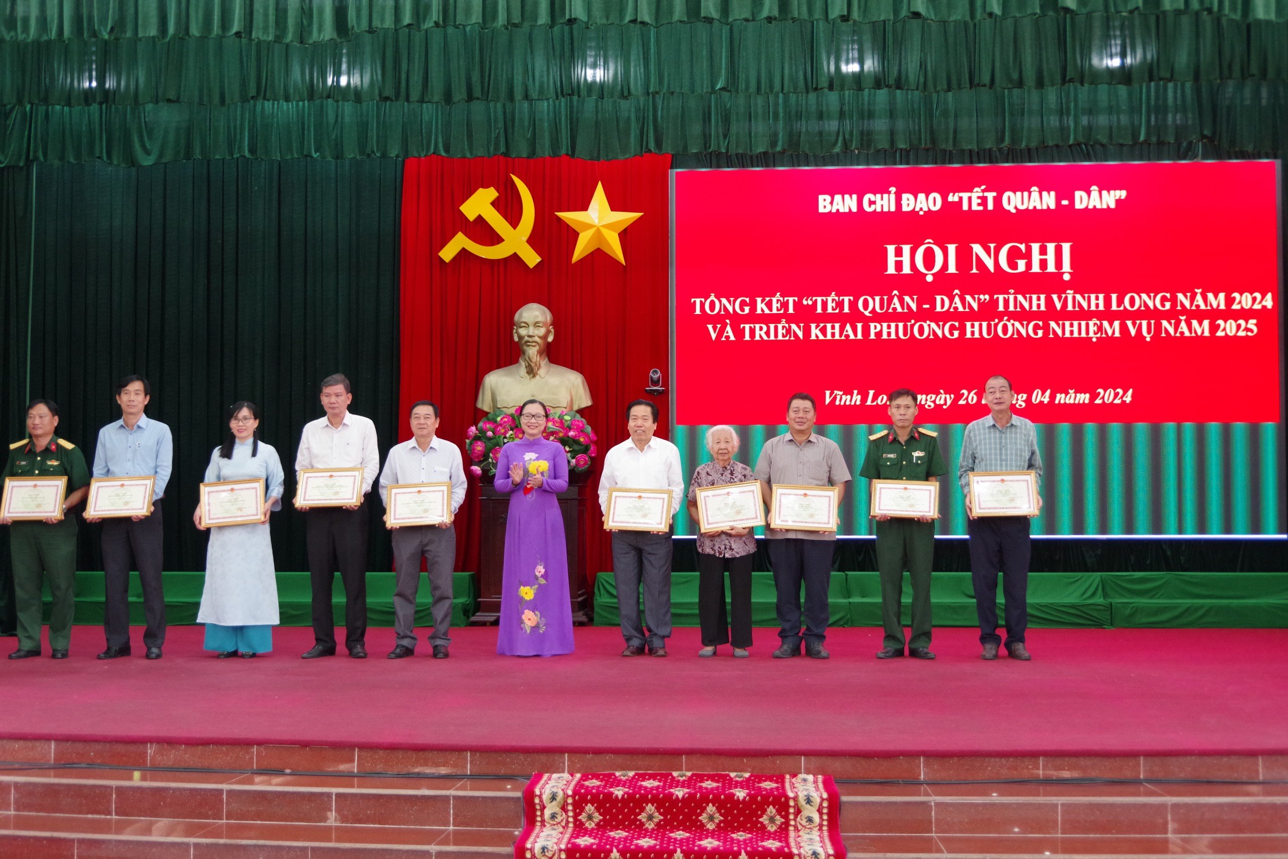 Phó Chủ tịch UBND tỉnh- Nguyễn Thị Quyên Thanh tặng bằng khen của UBND tỉnh cho các cá nhân có thành tích xuất sắc trong tổ chức Tết Quân dân năm 2024.
