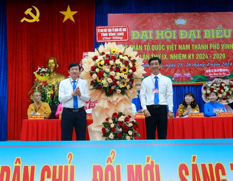 Chủ tịch Ủy ban MTTQ Việt Nam tỉnh- Hồ Văn Huân tặng hoa chúc mừng Đại hội đại biểu MTTQ Việt Nam TP Vĩnh Long lần thứ IX.