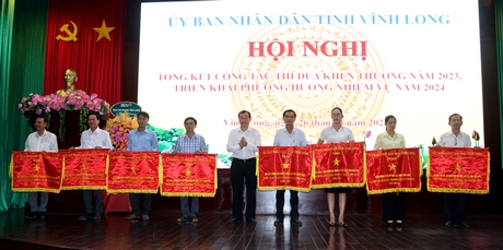 Ông Nguyễn Minh Dũng- Ủy viên Thường vụ Tỉnh uỷ, Phó Chủ tịch Thường trực HĐND tỉnh trao cờ thi đua cho các tập thể.