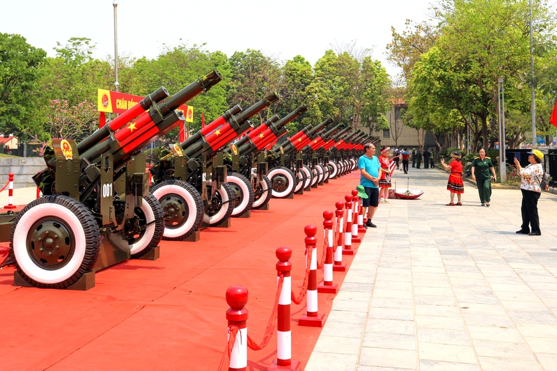 Lực lượng pháo lễ gồm 18 khẩu lựu pháo 105 sẽ rền vang tại lễ chào cờ.