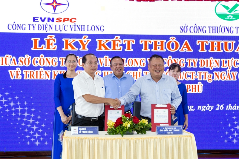 Đại diện Sở Công thương Vĩnh Long và Công ty Điện lực Vĩnh Long ký kết thỏa thuận về tiết kiệm điện.