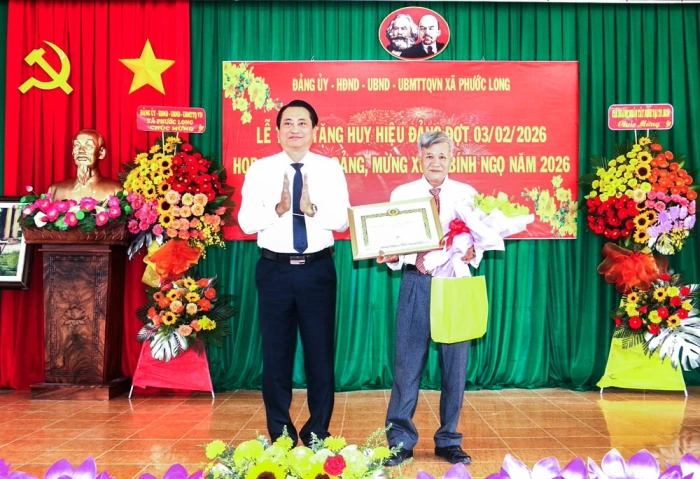 Phước Long tổ chức Lễ trao tặng Huy hiệu Đảng và họp mặt mừng Đảng, mừng Xuân Bính Ngọ