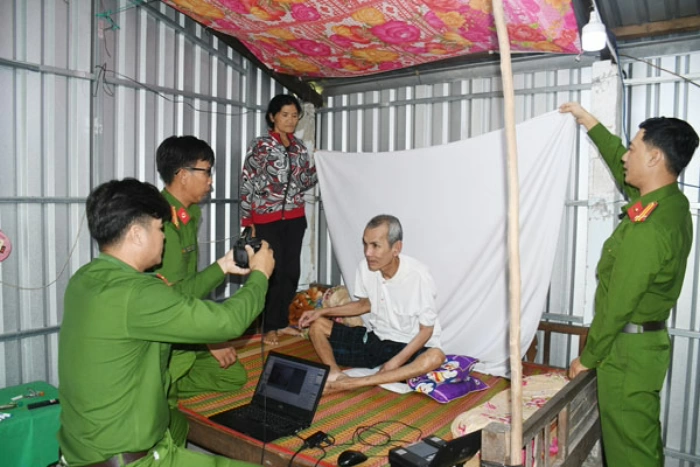 Công an xã Tiểu Cần cấp căn cước cho người dân khó khăn tại nhà