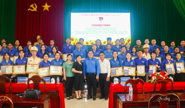 Họp mặt đảng viên trẻ và tuyên dương đảng viên trẻ tiêu biểu