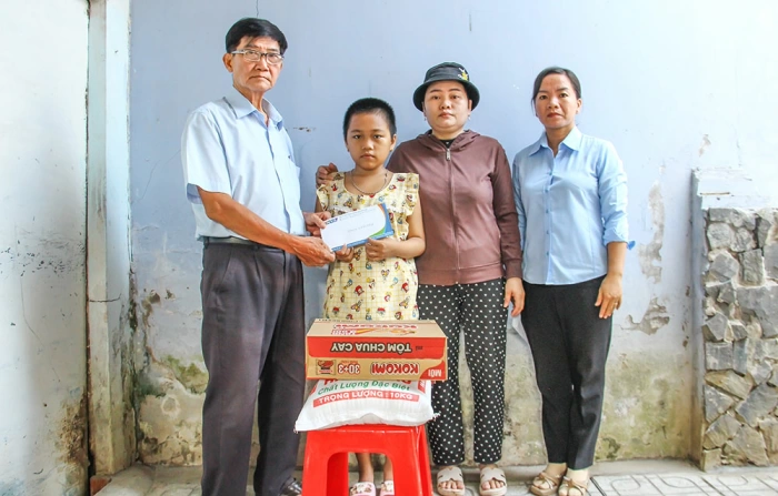 Trao tiền bạn đọc hỗ trợ em Trương Ngọc Hân bị tan máu bẫm sinh