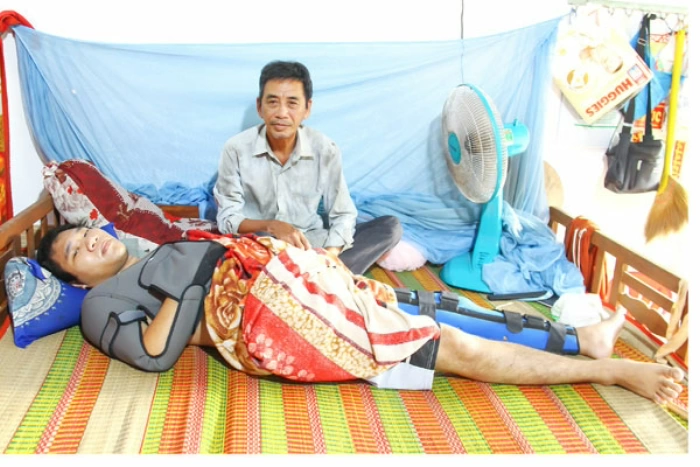 Tai nạn trên đường đi làm, nam công nhân rất cần giúp đỡ