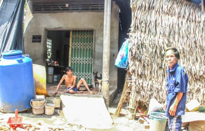 Cha mẹ già lo con bệnh tật, cần được giúp đỡ