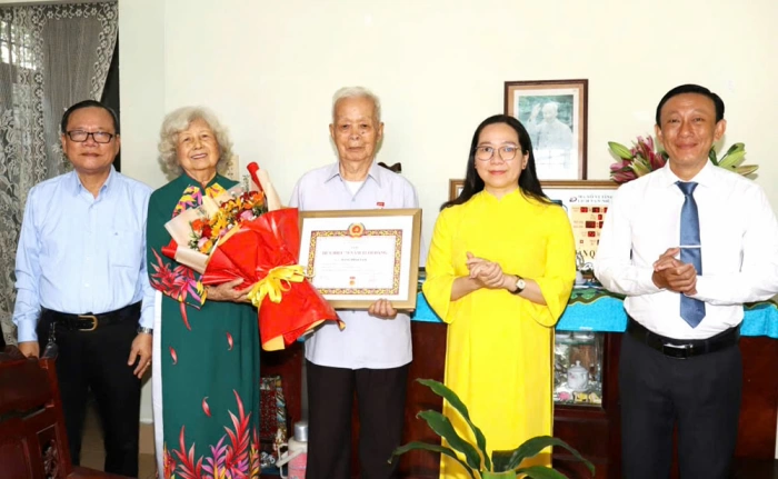 Trao tặng Huy hiệu Đảng đợt 19/5 cho đảng viên phường Bến Tre và An Hội