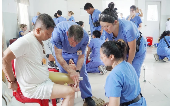 Đoàn thiện nguyện Hoa Kỳ lắp chân, tay giả và khám cơ xương khớp cho người dân