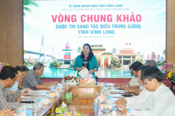 Họp xét giải vòng chung khảo cuộc thi sáng tác biểu trưng (logo) tỉnh Vĩnh Long