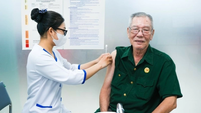 Lan tỏa nghĩa tình tháng 7 với 10.000 liều vaccine cúm dành tặng người có công