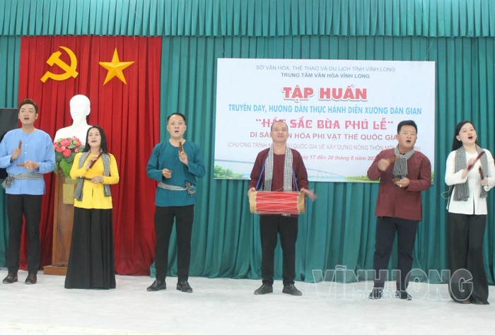 Trao truyền nghệ thuật Hát sắc bùa Phú Lễ
