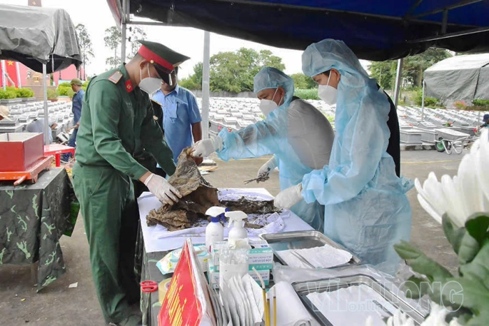 Lấy mẫu hài cốt tại 101 phần mộ liệt sĩ ở Tiểu Cần