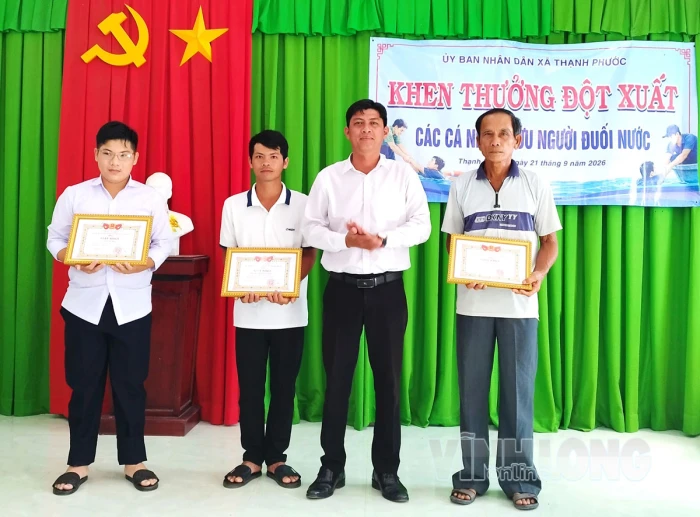 Xã Thạnh Phước khen thưởng 3 cá nhân có thành tích cứu người đuối nước