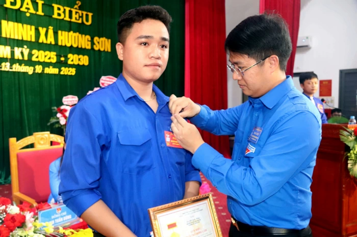 Trao huy hiệu Tuổi trẻ dũng cảm cho thanh niên cứu cháu bé 7 tuổi bị lũ cuốn
