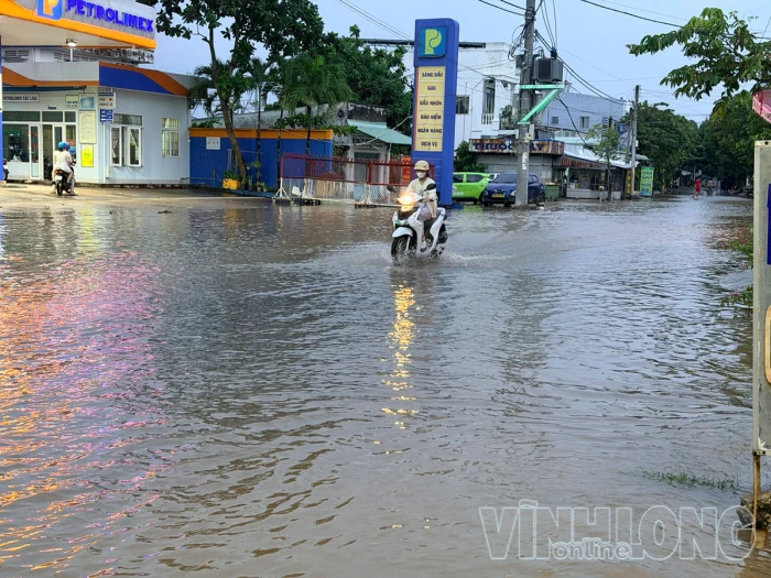 Triều cường xuống dần, vùng trũng thấp vẫn cần đề phòng ngập