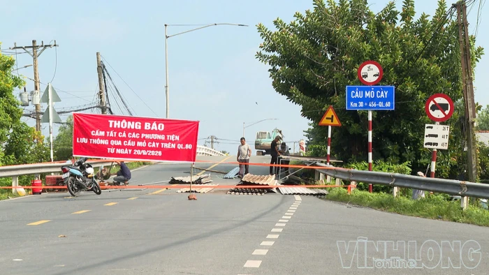 Tiếp tục gia hạn thời gian cấm giao thông thủy trên rạch và kênh Mỏ Cày phục vụ thi công tháo dỡ cầu Mỏ Cày